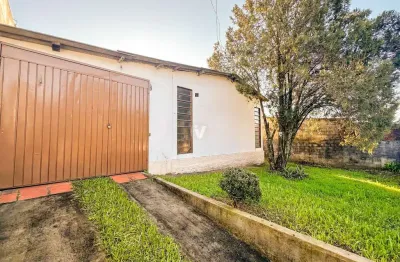 Casa de 2 dormitórios, churrasqueira, pátio, vaga de garahem, localizada no bair