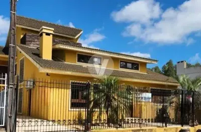 Casa com 03 dormitórios, 2 suítes, piscina e amplo quintal, localizada no jardim