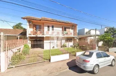 Casa de dois pavimentos, com 4 dormitórios, localizada em uma das principais rua