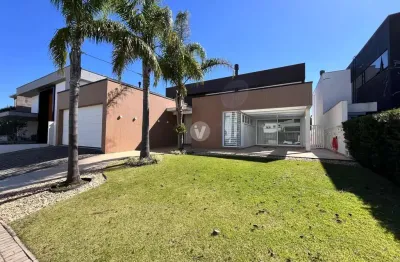 Casa em condomínio fechado de alto padrão, localizada no bairro camobi com 3 suí