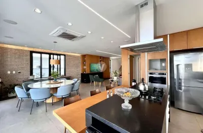Casa em condomínio com 3 suítes, piscina e 2 vagas, localizada no bairro tomazet