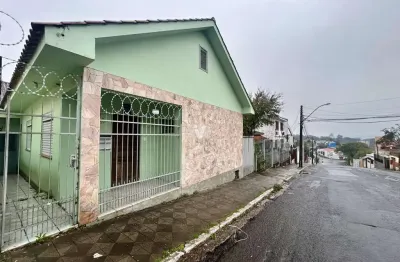 Casa com 03 dormitórios, suíte e amplo pátio, localizada no bairro centro.