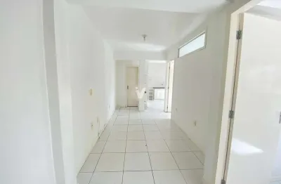 Apartamento de 2 dormitórios, localizado no centro da cidade, à uma quadra da uf