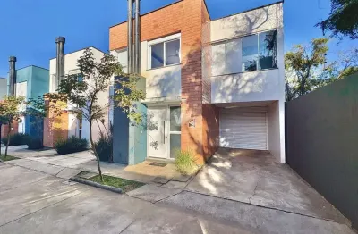 Casa em condomínio com 03 dormitórios, espaço gourmet e piscina, localizada no b