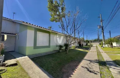 Casa recém reformada, com 2 suítes e área gourmet, localizada no condomínio mora