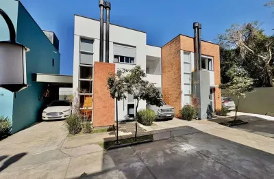 Casa em condomínio com 03 dormitórios, suíte, localizada no bairro jardim berlez