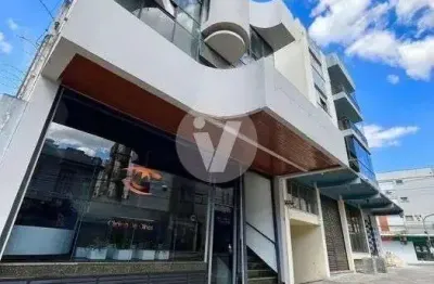 Sala comercial para locação no centro, com dois banheiros privativos.
