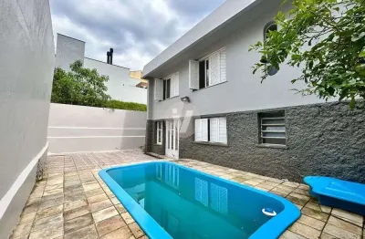 Ampla casa com 3 dormitórios, piscina e ótima distribuição próximo ao centro.