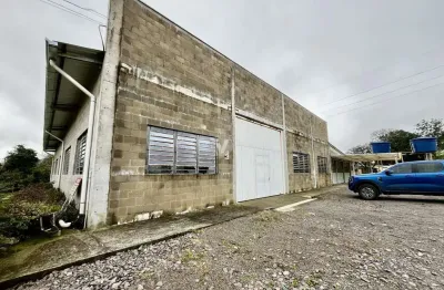 Pavilhão com estacionamento, em ponto estratégico no centro de itaara!