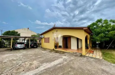 Casa ampla em frente ao quartel 1° rcc, com opção de kitnets para locação!