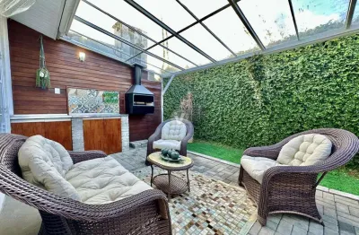 Casa mobiliada em condomínio fechado, com 3 dormitórios, suíte e 2 vagas!