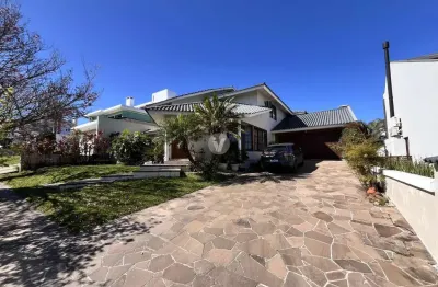 Casa em condomínio fechado com 4 dormitórios e 2 vagas, no bairro camobi!