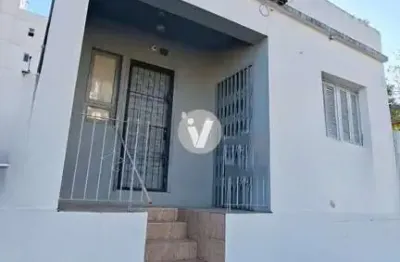 Casa próxima a avenida medianeira, com 3 dormitórios, lareira e quintal