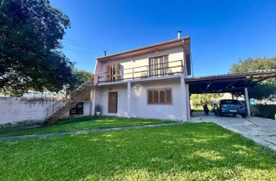 Casa com 03 dormitórios, amplo pátio e piscina a 5 minutos do centro.