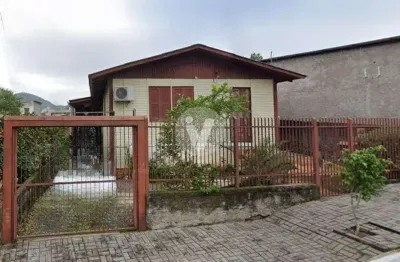Casa à venda, localizada no bairro menino jesus, com 3 dormitórios e pátio!