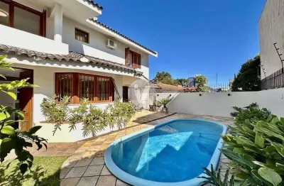Belíssima casa à venda, com 4 dormitórios, piscina, localizada bairro lourdes!