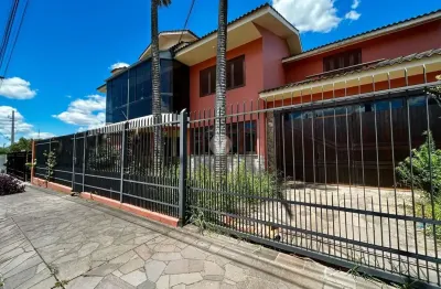 Belíssima casa com 5 dormitórios, pátio, piscina e de fácil acesso ao centro!