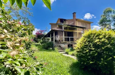 Ampla casa à venda, estilo rústico em tijolo à vista, localizada em Itaara.