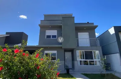 Casa em condomínio à venda, com 3 dormitórios, pátio e piscina no bairro Camobi.