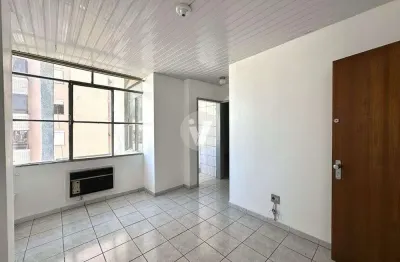 Apartamento à venda, 2 dormitórios, localizado no Centro de Santa Maria.