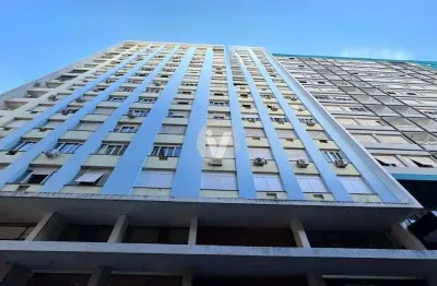 Apartamento à venda, central, possuindo 3 dormitórios e móveis sob medida.