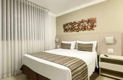 Flat de luxo com excelente localização, maravilhosa vista panorâmica para a orla da lagoa central da cidade!!!
