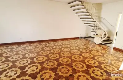 Vendo ampla casa com 240m², 3 quartos e closet, próxima ao ipiranga