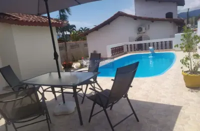 Linda casa com piscina no jardim porto novo - caraguatatuba/sp
