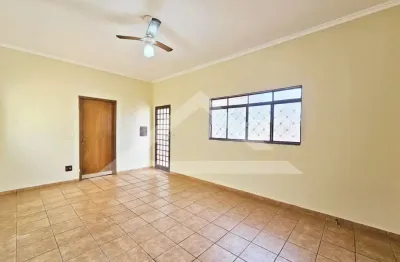 Casa térrea para locação, próximo a rua dona íria alves - ribeirão preto/sp.