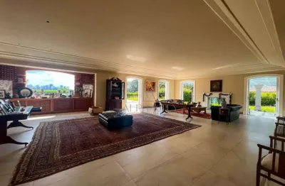 Residência elegante em frente à maior praça do condomínio, 4 suítes e 18 vagas de garagem!