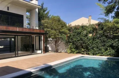 Casa moderna e recém reformada para locação: espaço, conforto e luxo