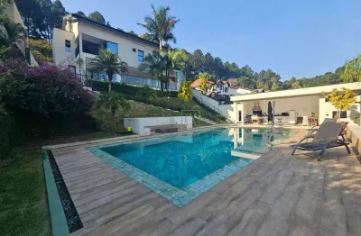 Residência espaçosa e arborizada com vista para a reserva – recém reformada