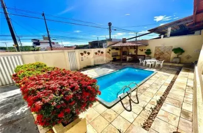 Belíssima casa 7/4 sendo 05 suítes 530m² - ponta negra