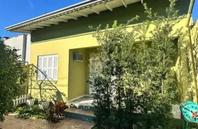 Casa à venda em sapucaia do sul, bairro piratini, com área de serviço, banheiro social e varanda - 160m²