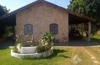 Chácara á venda no santa martha em várzea paulista, 5.846 m² a/t e 310 m² de a/c, murada, gramada, casa sede com 03 dormitórios, casa de caseiro.