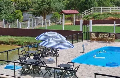 Linda chacara em contenda, com piscina e salão de festas