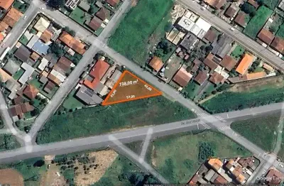 Oportunidade: terreno triangular de 738m² com zoneamento versátil.
