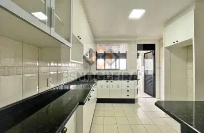 Amplo apartamento no Estreito com 03 dormitórios + dependência!