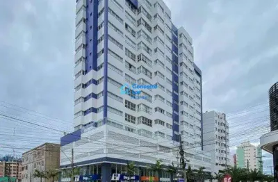 Apartamento semimobiliado no centro em perfeita localização.