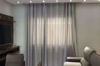 Casa em condomínio fechado com sala para dois ambientes, cozinha, 3 quartos, 2 banheiros, área de lazer com churrasqueira e 2 vagas cobertas.