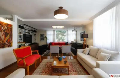 Apartamento à venda na santa cecília, de 198,00 m2, com 2 salas, cozinha planejada, 3 quartos, sendo uma suíte, e 2 vagas de garagem.