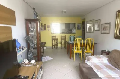 Apartamento para venda na praia de pitangueiras, reformado, 02 dormitórios, a 01 quadra da praia