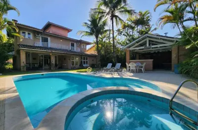 Casa a venda no condomínio granville, possui 05 suítes, com lazer privativo