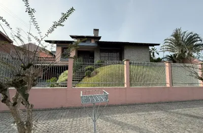 Casa atemporal a venda com uma generosa área privativa de 303m² de área construída e averbada, terreno de 717m²