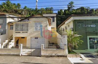 Casa com potencial para uso comercial ou construção de prédio de ambos os seguimentos.