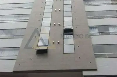 Apartamento com 2 quartos, prédio com piscina no bairro pioneiros - balneário camboriú/sc