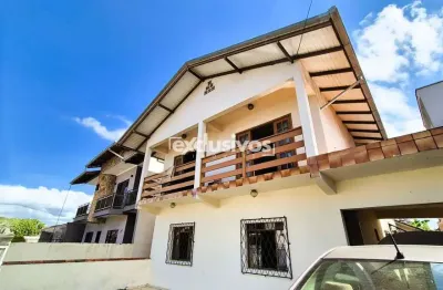 Sobrado averbado 136m² privativos, com 6 dormitórios e 2 vagas no boa vista em joinville/sc