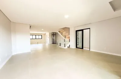 Casa Triplex  com 3 suítes a venda no bairro Gloria em Joinville