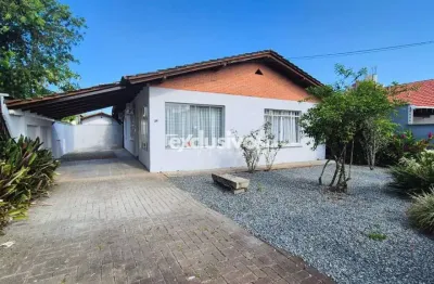 Casa plana  c/ 180m² privativos, 3 quartos com piscina para locação no Bairro América – Joinville/SC