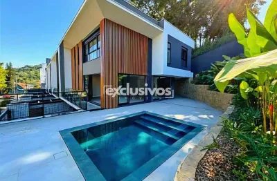 Casa Triplex, com elevador, piscina, suite master mais duas suítes espaçosas. Espaço Gourmet.